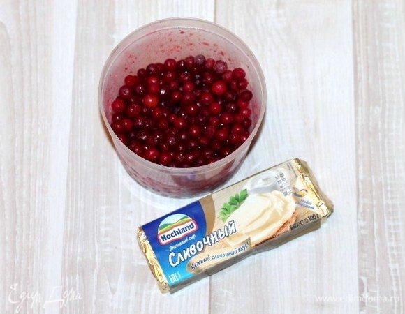 Приготовим крем для украшения закусочных пирожных. Кладем в чашу блендера плавленный сыр Hochland и бруснику, измельчаем блендером. 