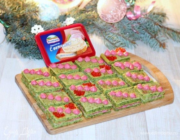 Перекладываем крем в корнетик и украшаем верх закусочных пирожных. 