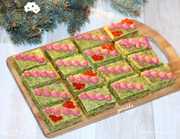 Такие пирожные универсальные. Их можно приготовить как закусочные — это вариант приготовленный мной или сладкие пирожные на десерт. Чтобы получились сладкие, можно сыр смешать с вареньем и приготовить сладкий крем. Бисквит получается мягким, воздушным. Я готовила 2 партии этого рецепта. В одном у меня начинка между коржами сырная в другом сырно-брусничная. Приятного аппетита!