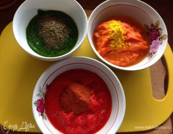 Делаем для начала три пюре. 
Тыквенное — печенную тыкву перебиваем в блендере и даем стечь на дуршлаг. Добавляем 1 ч. л. куркумы, перемешиваем. Пюре должно быть 150 г.
Шпинатное — мытые листья шпината кладем в блендер, добавляем 50 мл воды и перебиваем до однородного пюре. Добавляем 1 ч. л. сухого базилика, смешиваем. Пюре должно быть 100 г
Из болгарского перца — 2 небольших перца перебиваем в блендере. Добавляем 1 ч. л. молотой паприки, смешиваем. Пюре должно быть 100 г.
