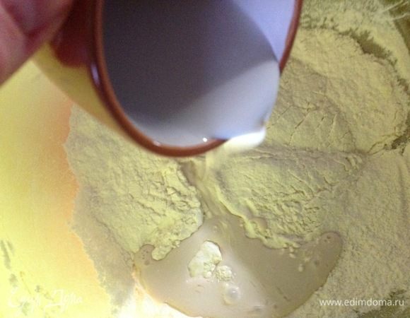 В миску просеиваем муку, добавляем соль, сахар. В теплом молоке разводим дрожжи и вливаем в миску с мукой.