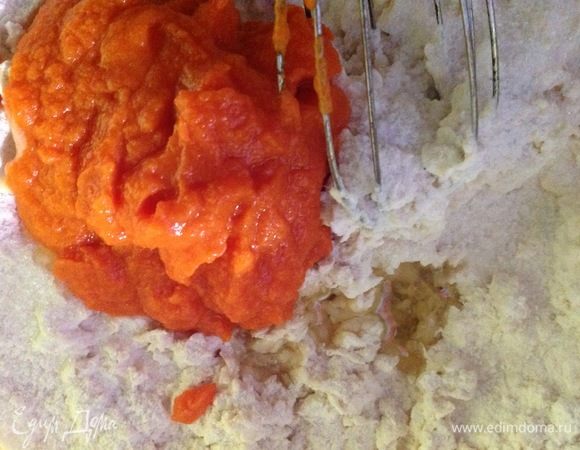 Растительное масло и тыквенное пюре, замешиваем тесто. Тесто надо месить 10 минут, в итоге оно станет мягким и эластичным. Кладем тесто в мисочку и накрываем полотенцем пока.