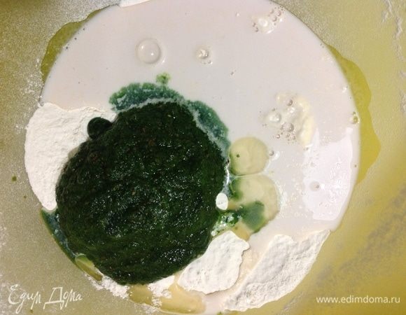 Шпинатное тесто — в миску просеиваем муку, добавляем соль, сахар, разводим в теплом молоке дрожжи и вливаем в муку, добавляем растительное масло и шпинатное пюре. Замешиваем тесто и месим его 10 минут. Кладем тесто в отдельную мисочку и накрываем полотенцем.