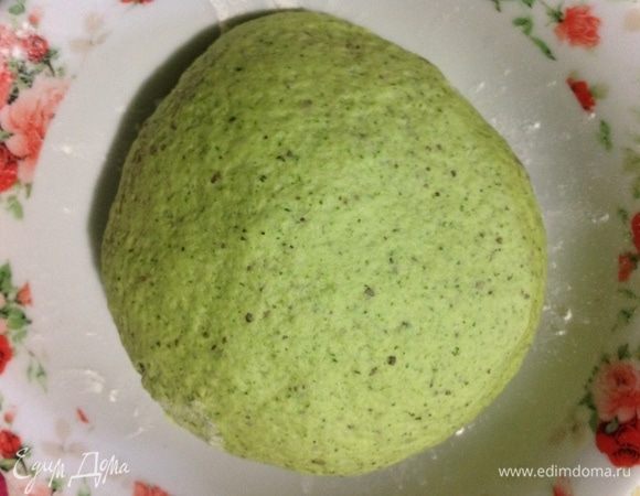 Вот такого весеннего цвета вышло у нас зеленое тесто.