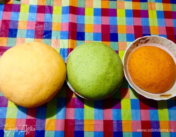 Все три теста подошли в объеме. Самое большое тыквенное вышло, наверно потому что делали мы его первым, и оно больше времени стаяло...