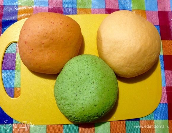 Все три теста снова обмяли, не подсыпая муки.