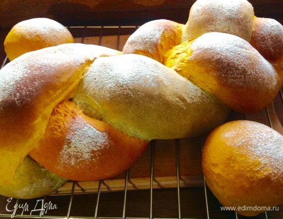 Горячую косичку вынимаем на решетку и даем остыть полностью, только потом режем. Если резать горячий хлеб, тесто внутри может слипаться.