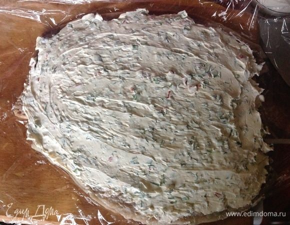 В сыр режем свежий укроп и перья зеленого лука, смешиваем. Намазываем ровным слоем сыр с зеленью на нашу отбитую селедку.