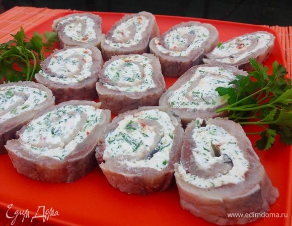 В морозилке сыр «прихватится» за это время. Вынимаем из морозилки и режем на порционные кружки, выкладываем на посуду для подачи сразу и отправляем уже не в морозилку, а просто на полку холодильника, затянув тарелку с селедкой пока пленкой, чтобы она не обветрилась до подачи к столу.