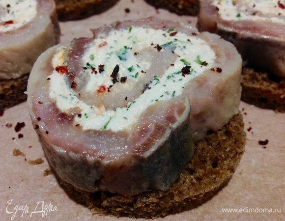 Кладете кружок селедки на кружок хлеба.