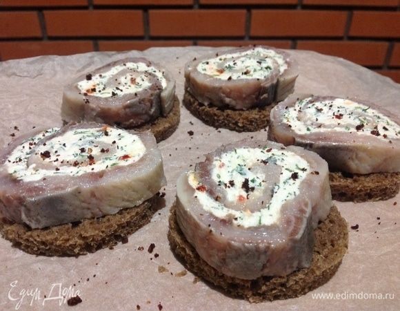 И выходит уже интересная подача. Закуска за столом пользуется успехом.