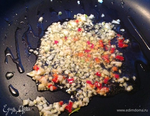 На оливковом масле слегка поджариваем чеснок и чили, мелко рубленные.