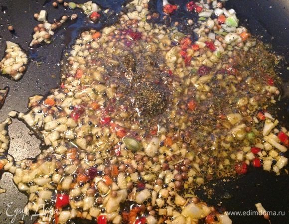 Сразу добавляем все сухие специи, что написаны в ингредиентах, для того, чтобы они раскрыли все свои ароматы.