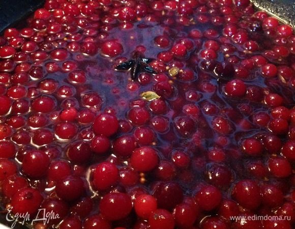 В кипящее вино забрасываем клюкву и снова даем покипеть.