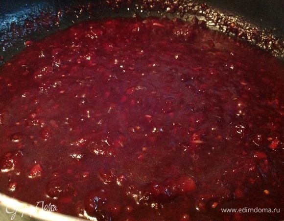 Картофеледавкой давим клюкву прямо в сковороде, чтобы сок клюквы хорошо смешался с вином и всеми специями. На этой стадии добавляем соль щепотку для баланса вкусов и сахар по своему вкусу, мне хватило 2 ст. ложки.