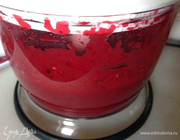 Снимаем соус с огня, даем остыть и перебиваем в блендере до однородной консистенции.