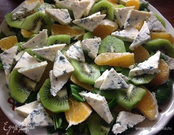 Поверх апельсина порезать киви и голубой сыр.