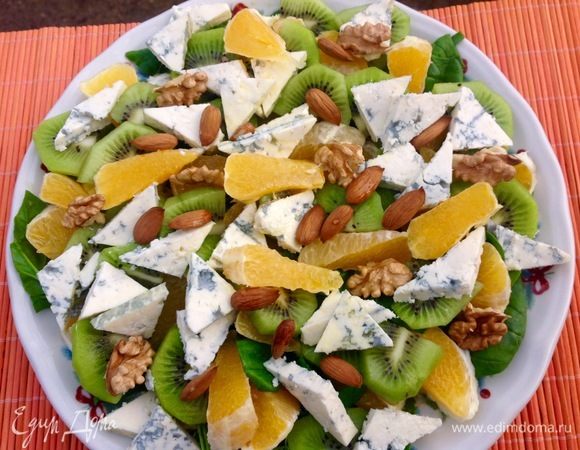 Два вида орехов слегка поджариваем на сухой сковороде и присыпаем ими салат.