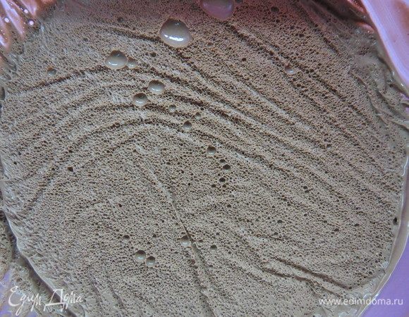 Приступаем к приготовлению ванильного и шоколадного мусса. Заготовки для мусса надо сделать заранее: 500 г сливок вылить в кастрюльку и довести до кипения. Подготовить 2 миски: одну с мелко поломанным белым, вторую — с темным шоколадом. Залить шоколад горячими сливками, по 250 г сливок на каждую миску, вымешивать до растворения шоколада. У меня иногда не хватает терпения долго вымешивать, пробиваю погружным блендером. Оставить остывать. После остывания накрыть полученную массу пищевой пленкой в контакт, закрыть крышкой и поставить в холодильник на 6–8 часов. Спустя отведенное время крем довольно сильно загустеет, как на фото.