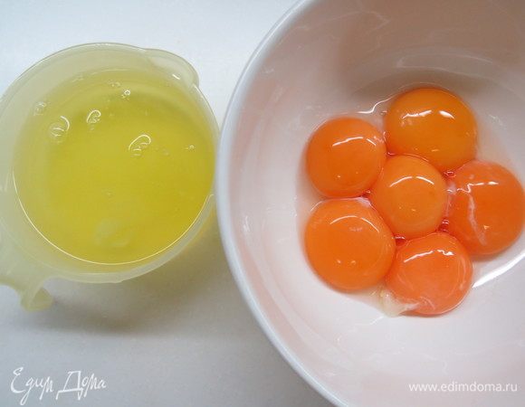 Приступаем к приготовлению шоколадного бисквита. 
Яйца разделить на белки и желтки.