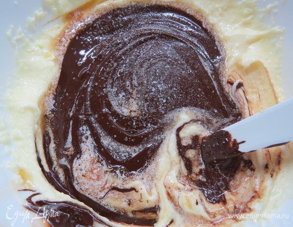 Масло сливочное комнатной температуры взбить с сахаром, добавить соль и растопленный шоколад черный, взбить. 