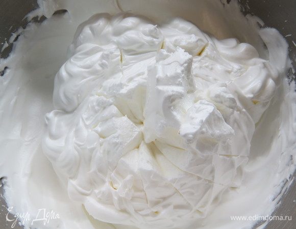 Отдельно взбить белки с сахаром (150 г) до устойчивых пиков. 