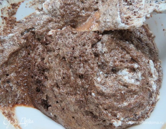 Соединить шоколадную массу, взбитые белки и муку, перемешать вручную. 
