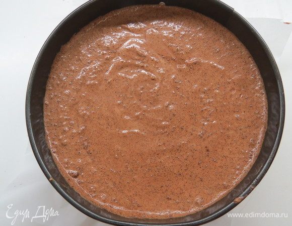 Разъемную форму смазать сливочным маслом, выложить в форму диаметром 20 см шоколадное тесто и выпекать при температуре 160°С 25–30 минут. Готовность проверить деревянной шпажкой, если палочка сухая — бисквит готов.