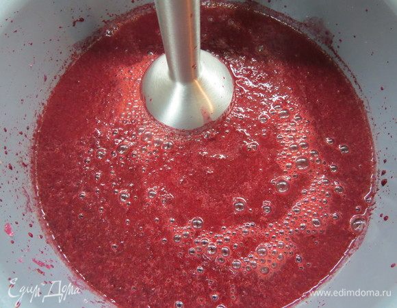 Готовим вишневый джем. 
Вишню разморозить (вишневую воду от разморозки не сливать!) и поставить на огонь, добавить сахар, корицу и экстракт ванили. В мисочку насыпать крахмал и вылить немного жидкости от вишни, перемешать. Вишню взбить ручным блендером до однородности и вылить разбавленный крахмал.