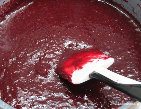 Варить до загустения. Джем должен получиться густым, его можно поставить в холод для дальнейшего охлаждения и стабилизации.