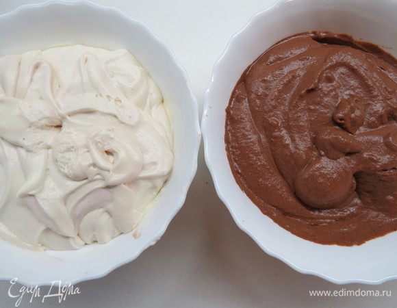 Готовим ванильный и шоколадный мусс. Желатин замочить в воде в соотношение 1:6 (1 г желатина на 6 мл воды), затем нагреть до 60°С и распустить. Достать из холодильника сливки с белым и темным шоколадом, подготовленные накануне. Спустя отведенное время крем должен был прилично загустеть. Взбиваем сливки с белым шоколадом до устойчивых пиков, затем вливаем распущенный желатин и вишневый ликер, тщательно взбиваем. Ту же процедуру повторяем со сливками с темным шоколадом.