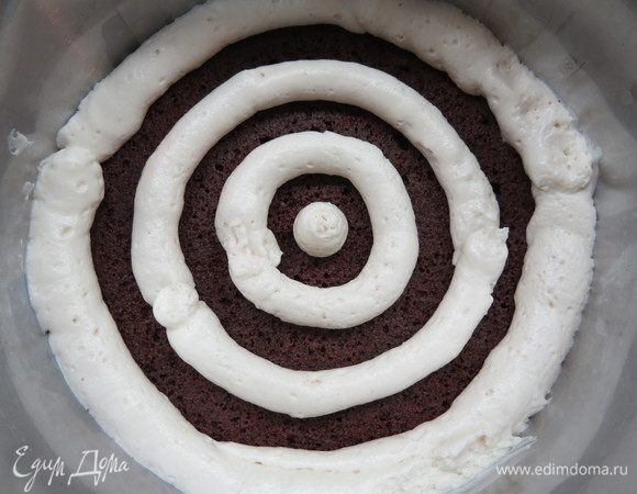 Взять два кондитерских мешка с круглой насадкой. В один выложить ванильный крем, в другой — вишневый джем. Выдавливаем сначала концентрические окружности из ванильного мусса, промежутки заполняем окружностями из вишневого джема.