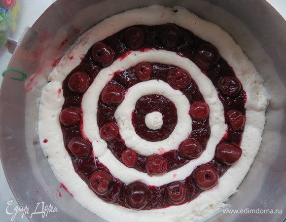 По периметру окружностей из джема выкладываем «пьяные вишни», вдавливая их в джем. 