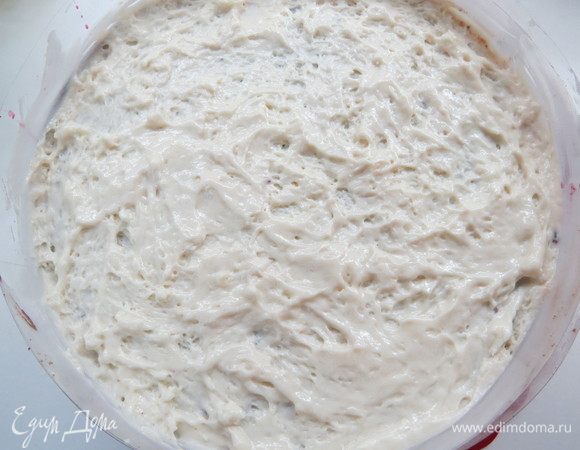 Накрываем вторым коржом, пропитываем его. В кондитерский мешок кладем уже шоколадный крем. Аналогичным образом выдавливаем окружности из шоколадного мусса, чередуя их с окружностями из пряного вишневого джема. Выкладываем «пьяные вишни» по окружностям из джема. Накрываем третьим коржом, снова пропитываем. Сверху покрываем торт остатками ванильного мусса.