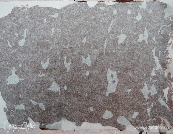 Я решила украсить бока торта шоколадной корой. Для коры нужно растопить 100 г темного шоколада, нанести шпателем тонким слоем растопленный шоколад на пергамент, сверху накрыть вторым листом пергамента. 