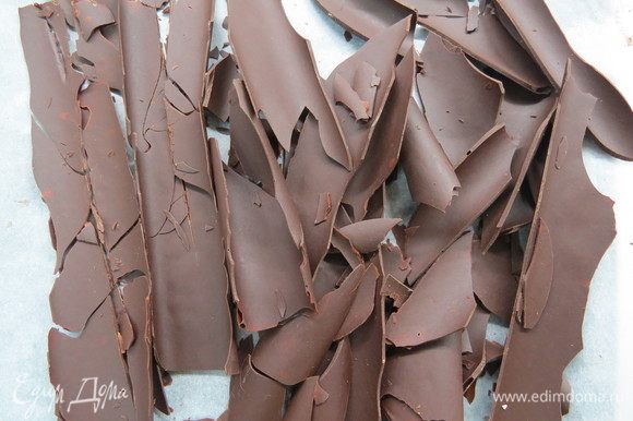 После застывания разворачиваем наш рулон с шоколадной корой, шоколад сам распадается на продолговатые кусочки, которыми мы будем имитировать кору.