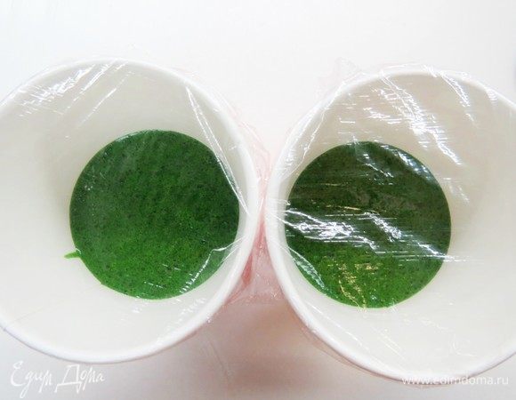 Для правдоподобия торт можно украсить бисквитом «мох». Взбиваем яйца, сахар и мед. Добавляем краситель, затем муку и разрыхлитель. Разливаем тесто по термостойким стаканам. Наливаем на 1/3 стакана, накрываем пленкой и ставим в микроволновку на 1–2 минуты (800 Вт). Смотрите, чтобы тесто не пересохло. У меня выпекались всего около минуты. Можно делать в стаканчиках бумажных. Готовый бисквит в бумажных стаканчиках переворачиваем и даем остыть полностью. В стеклянных просто оставляем на столе. Если не пропеклись, ставим еще на минуту, но не пересушите. Готовый бисквит можно хранить в морозилке или холодильнике прямо в стаканах. 