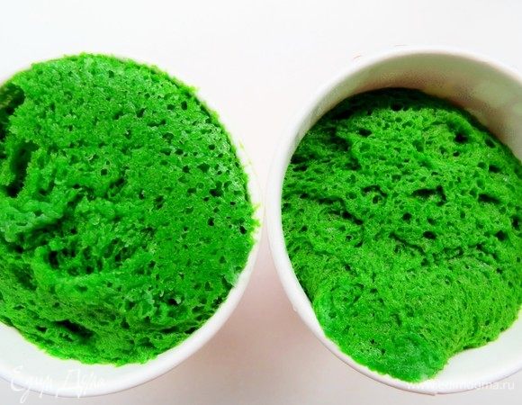 По мере необходимости достаем его и рвем на кусочки для украшения торта. Можно подсушить бисквит и раскрошить в мелкую крошку для украшения.