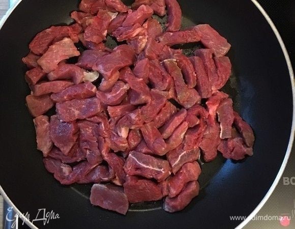 Нарежем небольшими кусочками говядину и обжарим на растительном масле.