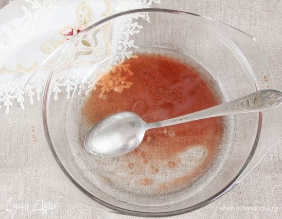 Начнем с подготовительного этапа — приготовление гранолы. Гранолу можно вообще заготовить впрок заранее и хранить в плотно закрытой стеклянной баночке, а потом использовать по мере необходимости. Итак, для приготовления гранолы, которую мы будем готовить в СВЧ, смешать кленовый сироп — 3 ст. л., воду питьевую — 2 ст. л. и растительное масло — 2 ст. л. в чаше для микроволновой печи. Кленовый сироп можно заменить на любой сахарный сироп или мед, но густого — 1 ст. л., а жидкий также — 3 ст. л.