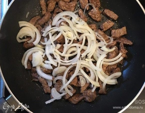 Добавим к мясу, нарезанный полукольцами, лук.