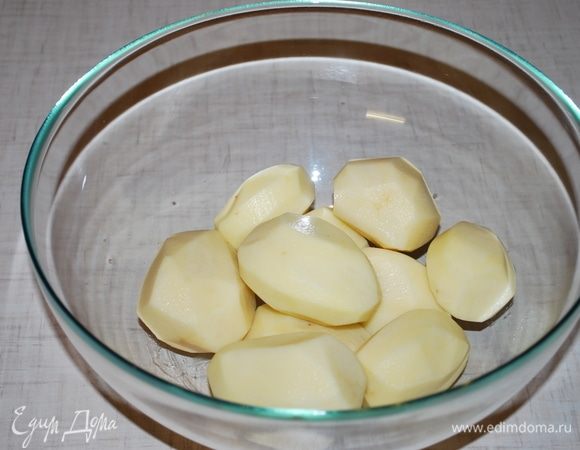 Почистить картофель. С одного килограмма картофеля получается примерно 800 г очищенного картофеля.