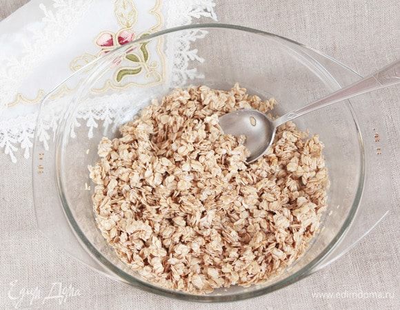 В полученную смесь добавить овсяные хлопья «Геркулес» — 12 ст. л. Тщательно перемешать и обжарить в микроволновой печи. Можно на сковороде или в духовке, но так мне кажется проще и быстрее. Чаша должна быть такой, чтобы хлопьям было свободней, чтобы не были горкой.