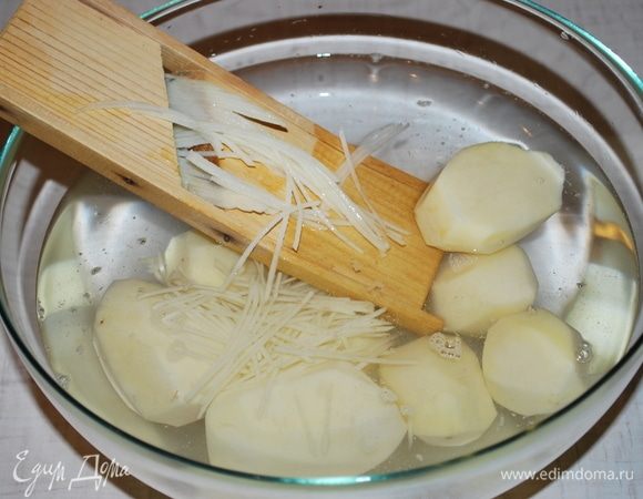 Натереть картофель соломкой в воду, чтобы картофель не темнел.