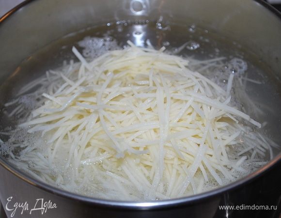 В кастрюлю налить 2,5 литра холодной воды, дать воде закипеть, добавить соль 30 г и уксус 80 г. Добавить натертый картофель. Варить после закипания 10-15 минут. Картофель не разварится за счет уксусной воды.