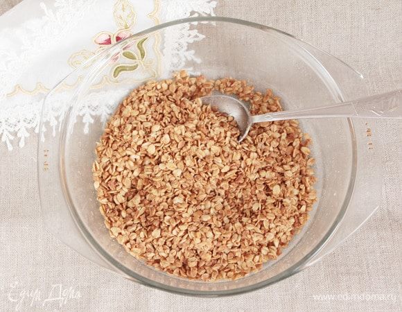 Максимальная мощность моей СВЧ 800 Вт. Ставим чашу с хлопьями в микроволновку на максимальную мощность сначала на 2 минуты, но через минуту откройте и перемешайте, и снова поместите в микроволновку. Снова перемешайте и поставьте еще на минуту. Во время перемешивания хлопья продолжают готовиться. Далее, если недостаточно подрумянились поставьте на полминутки и еще, если необходимо, но каждый раз перемешивайте. Обычно на обжаривание требуется 4-5 минут.