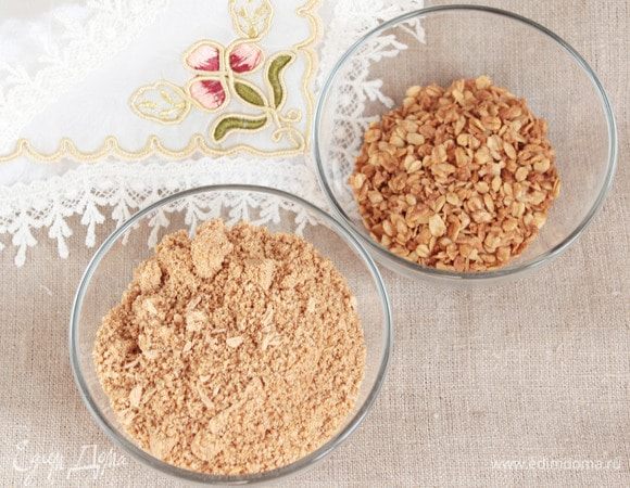 Остудите хлопья. Третью часть отложите цельными — 4 ст. л., они придают интересную хрустинку пирожным. Оставшуюся часть — 8 ст. л., смолоть в кофемолке в мучную массу.
