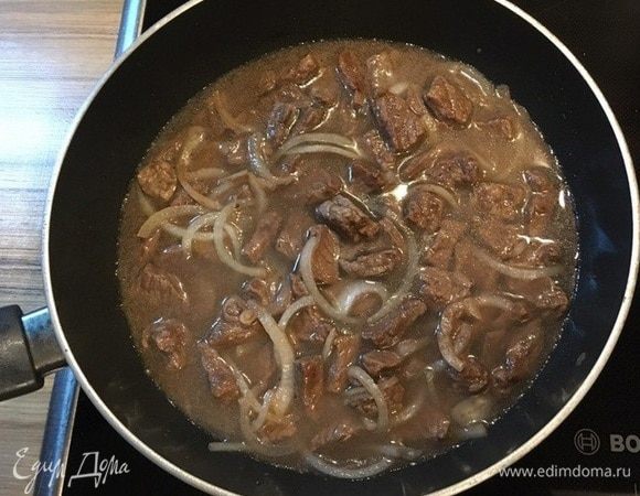 Зальем мясо водой.