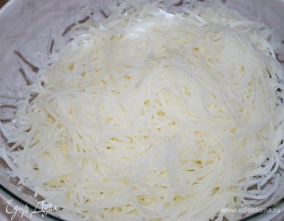 Картофель промываем в холодной воде и хорошо отжимаем.