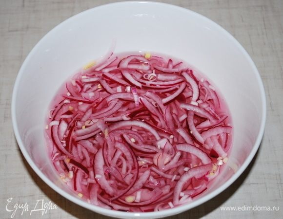 Маринуем лук. В воду добавляем уксус и сахар, кладем лук на 15 минут.